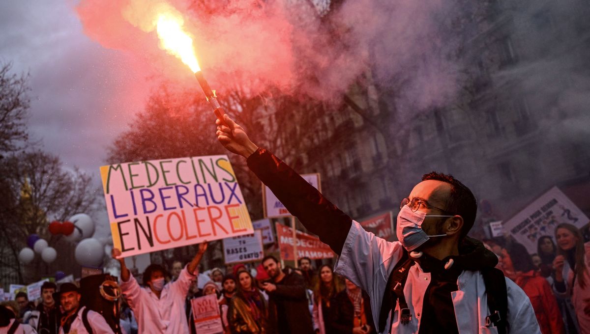 découvrez l'indignation croissante des médecins étrangers face aux défis et aux obstacles rencontrés dans leur pratique en france. un regard sur leur lutte pour la reconnaissance et l'intégration dans le système de santé.