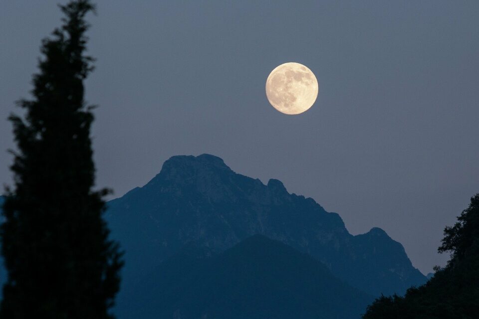 découvrez comment la pleine lune influence votre sommeil. explorez les effets lunaires sur la qualité du repos, les rituels apaisants et des conseils pratiques pour mieux dormir durant les nuits illuminées par la lune.